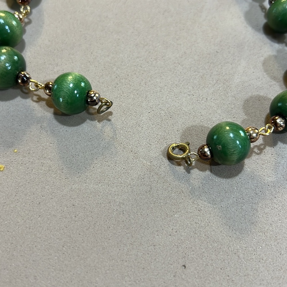 Vintage wooden beaded necklaces and plastic beaded necklace - Picture 7 of 7